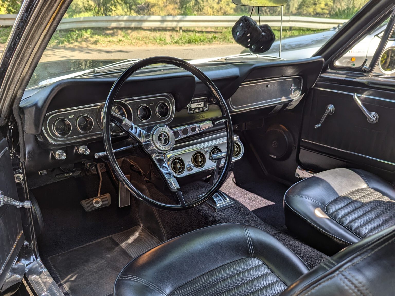 Ford Mustang Schwarz Cockpit - Fahrzeugvermittlung