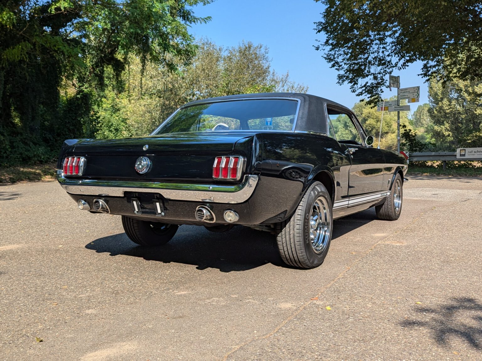 Ford Mustang Schwarz Heckansicht rechts - Fahrzeugvermittlung