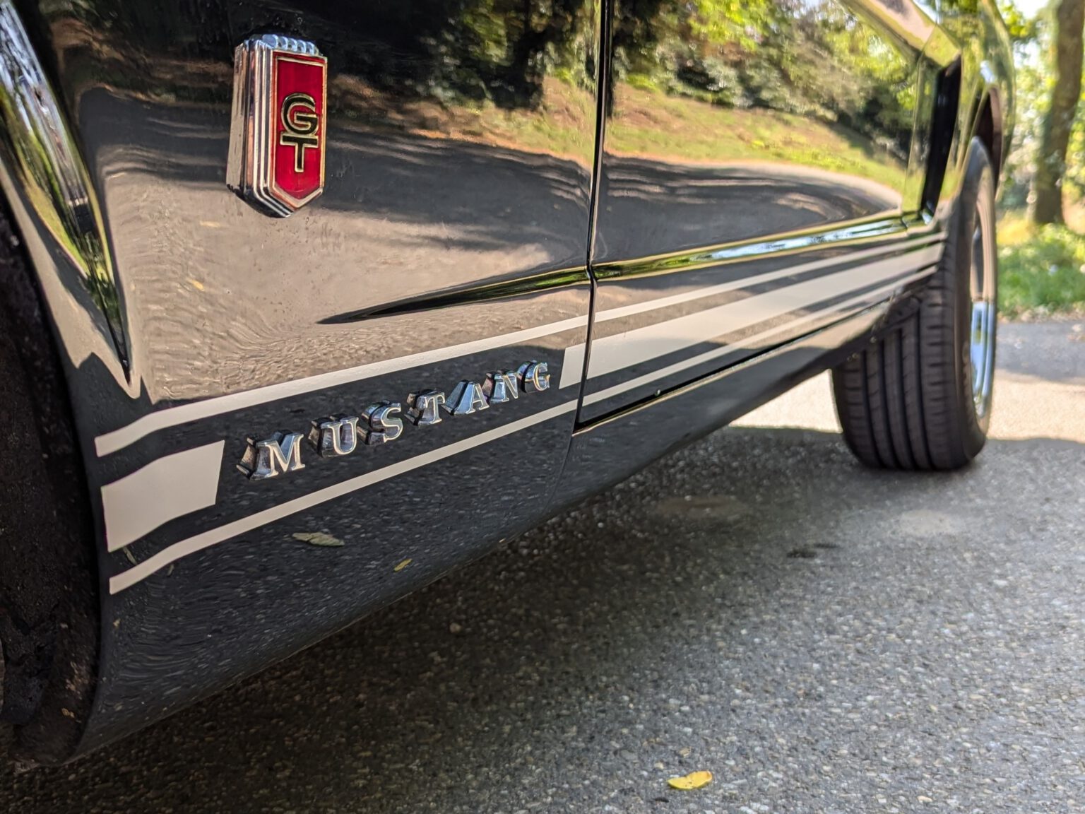 Ford Mustang Schwarz Detail GT und Mustang Emblem - Fahrzeugvermittlung